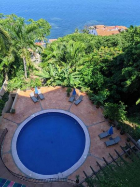 2 Bed/2 Bath condo w/stunning ocean views & pool